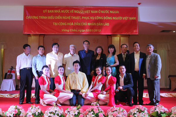 ພໍ່ແມ່ປະຊາຊົນຫວຽດນາມ ອາໄສຢູ່ລາວ ຕ້ອນຮັບບຸນປີໃໝ່ ກ່ອນກຳນົດເວລາ